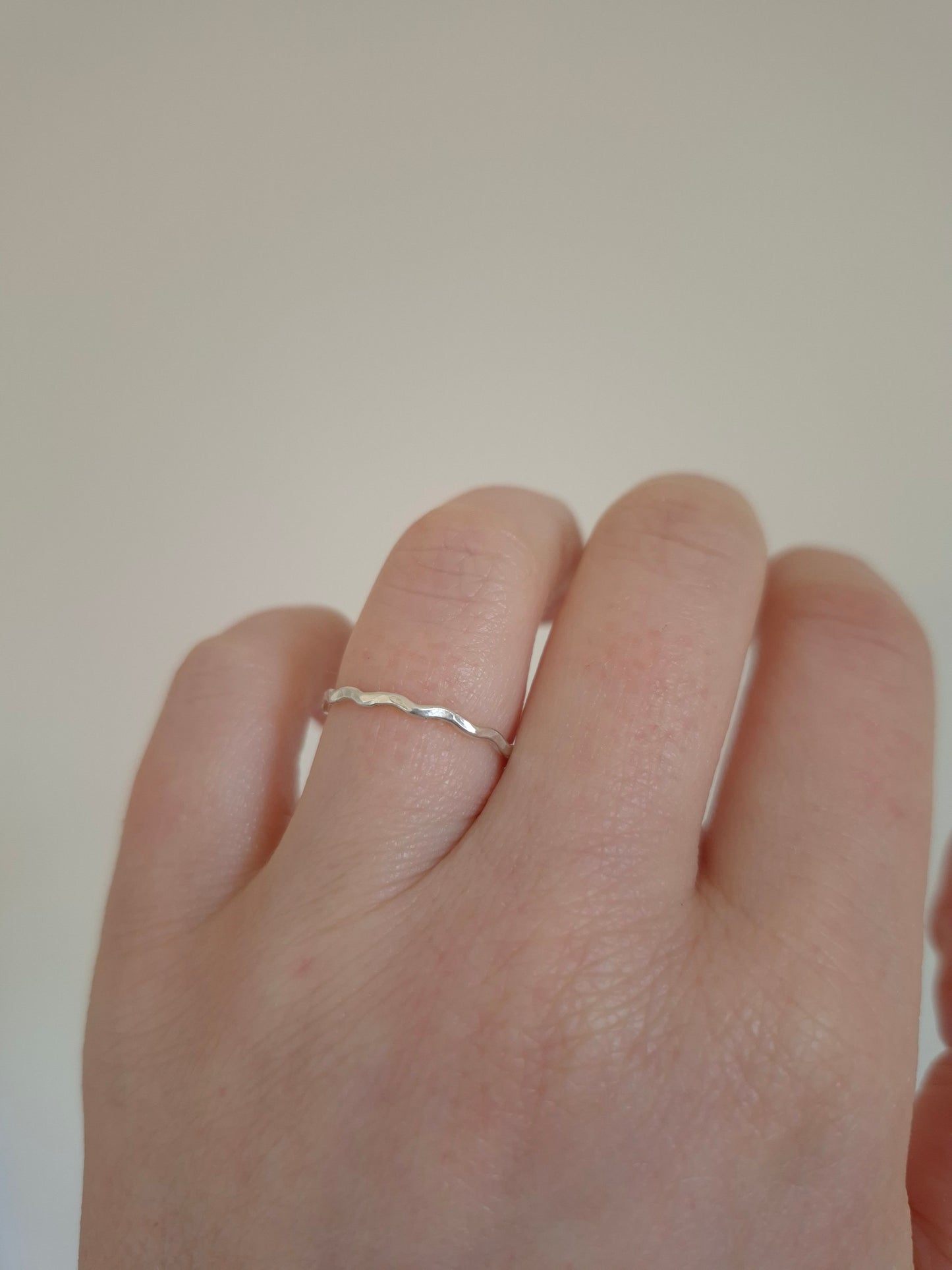 Wavy stacking ring