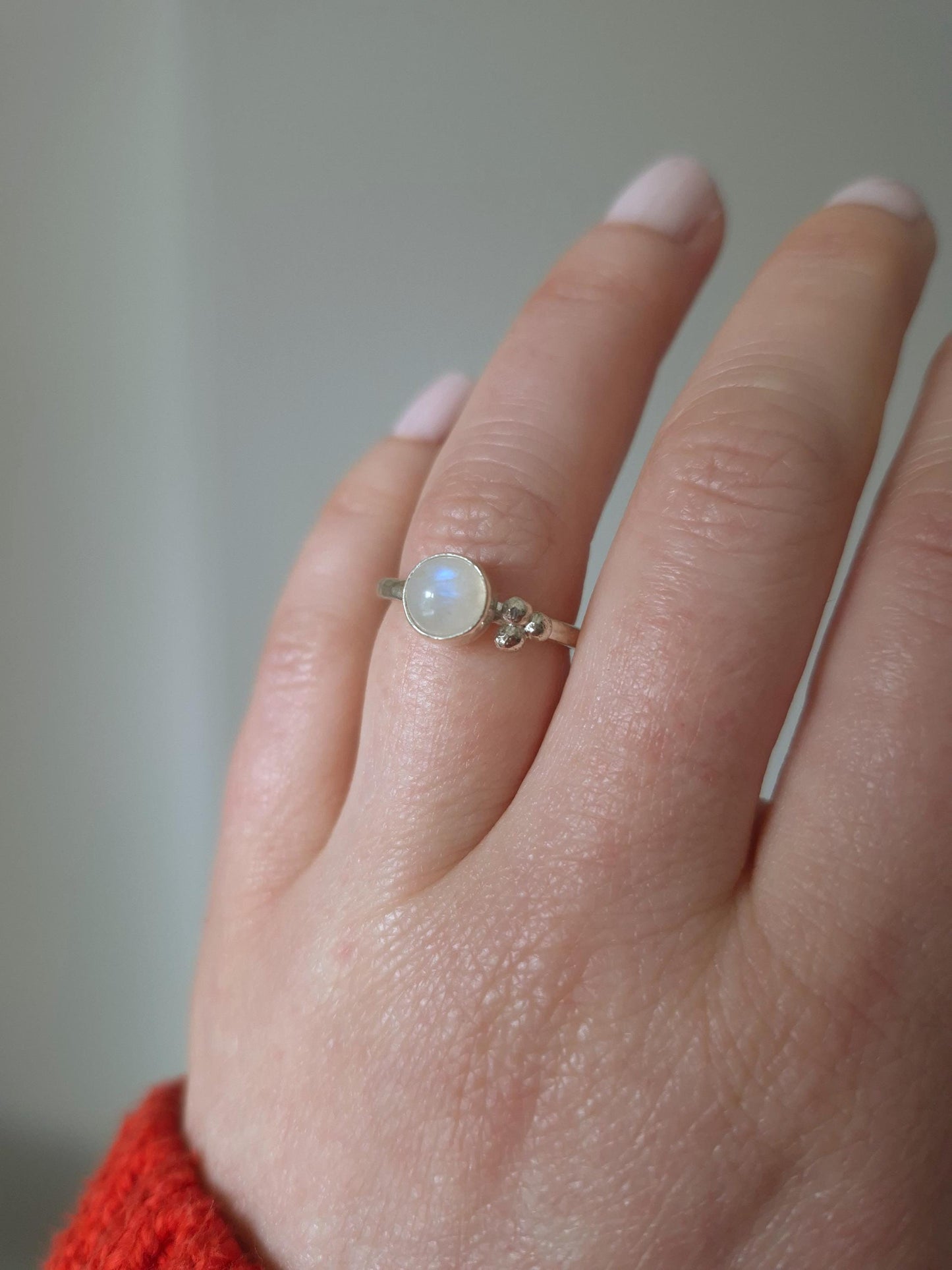 round moonstone silver ring with hammered band