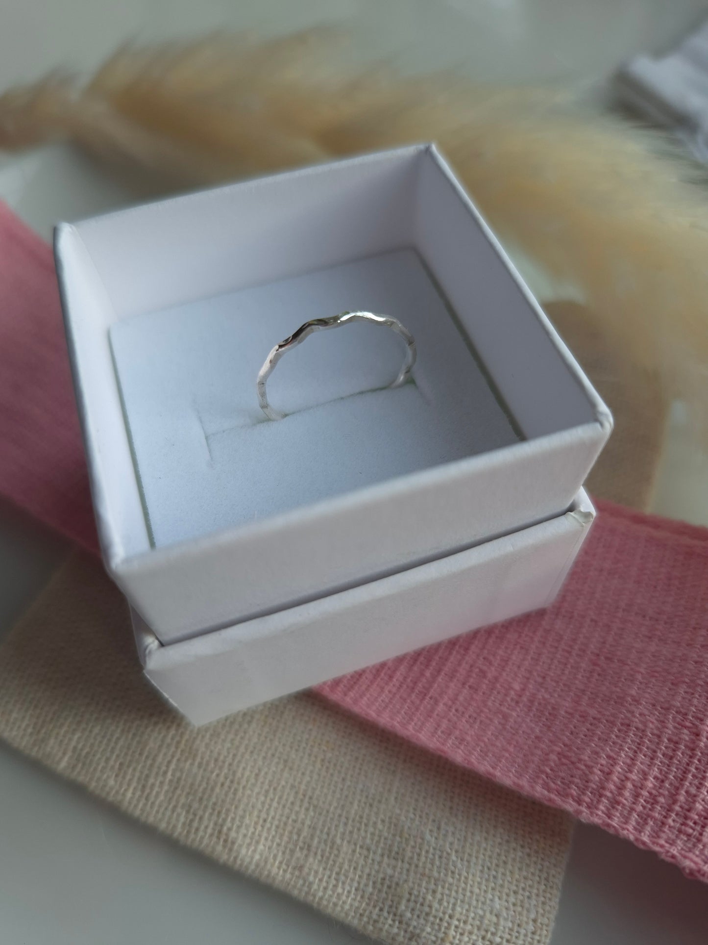 Wavy stacking ring