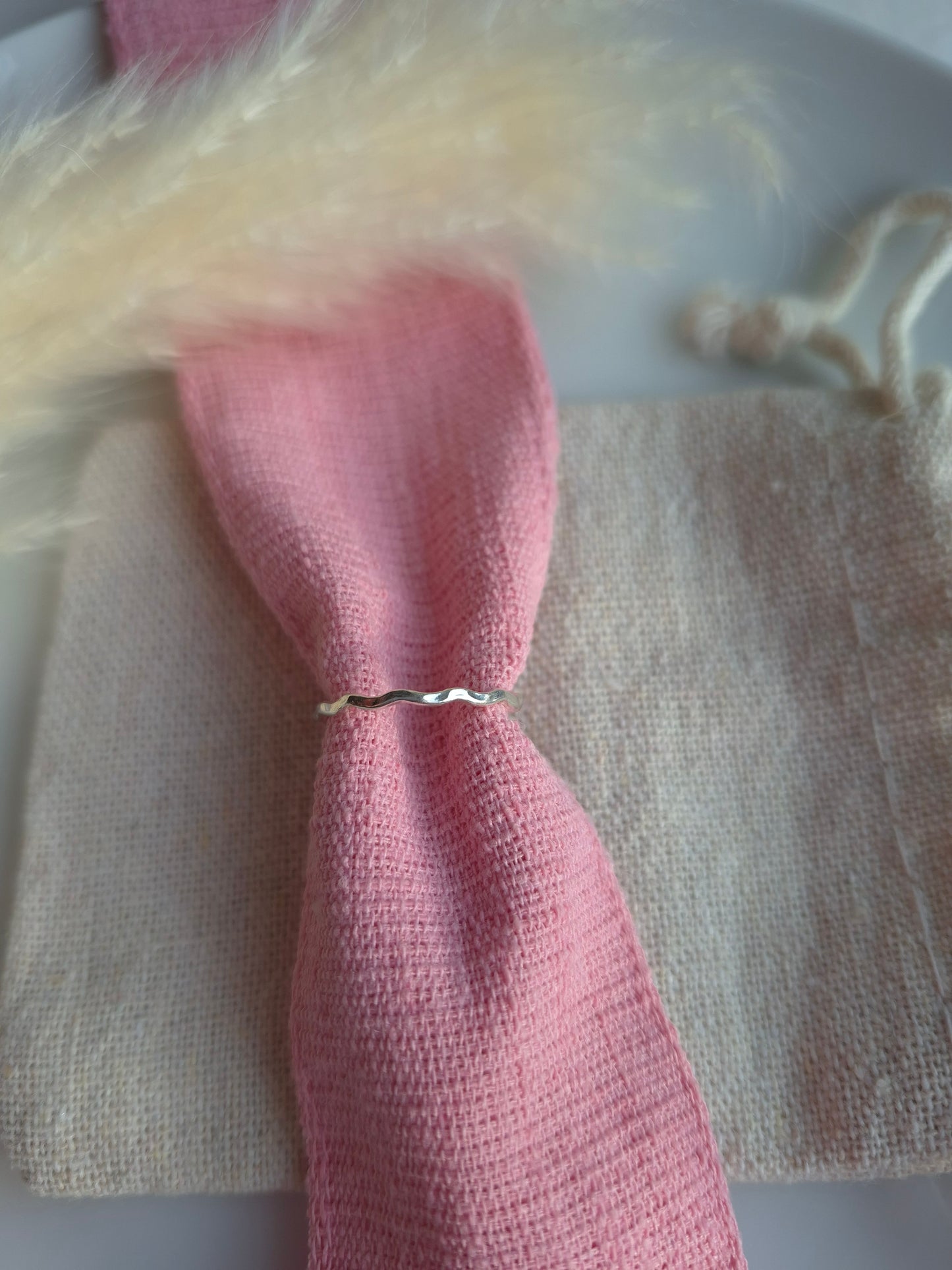 Wavy stacking ring