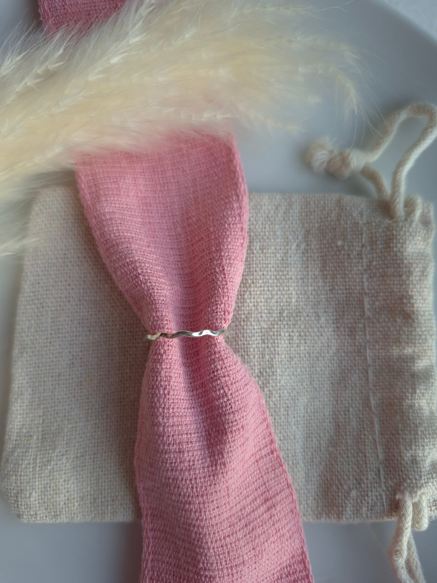 Wavy stacking ring