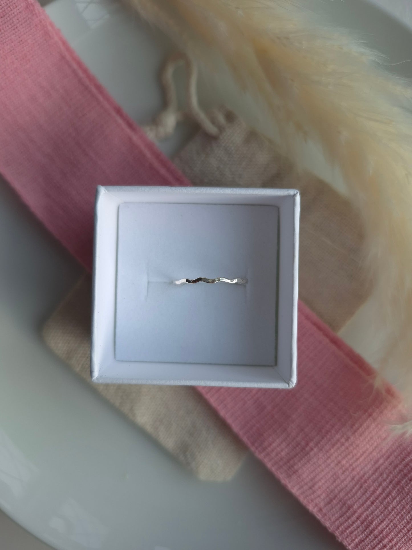 Wavy stacking ring
