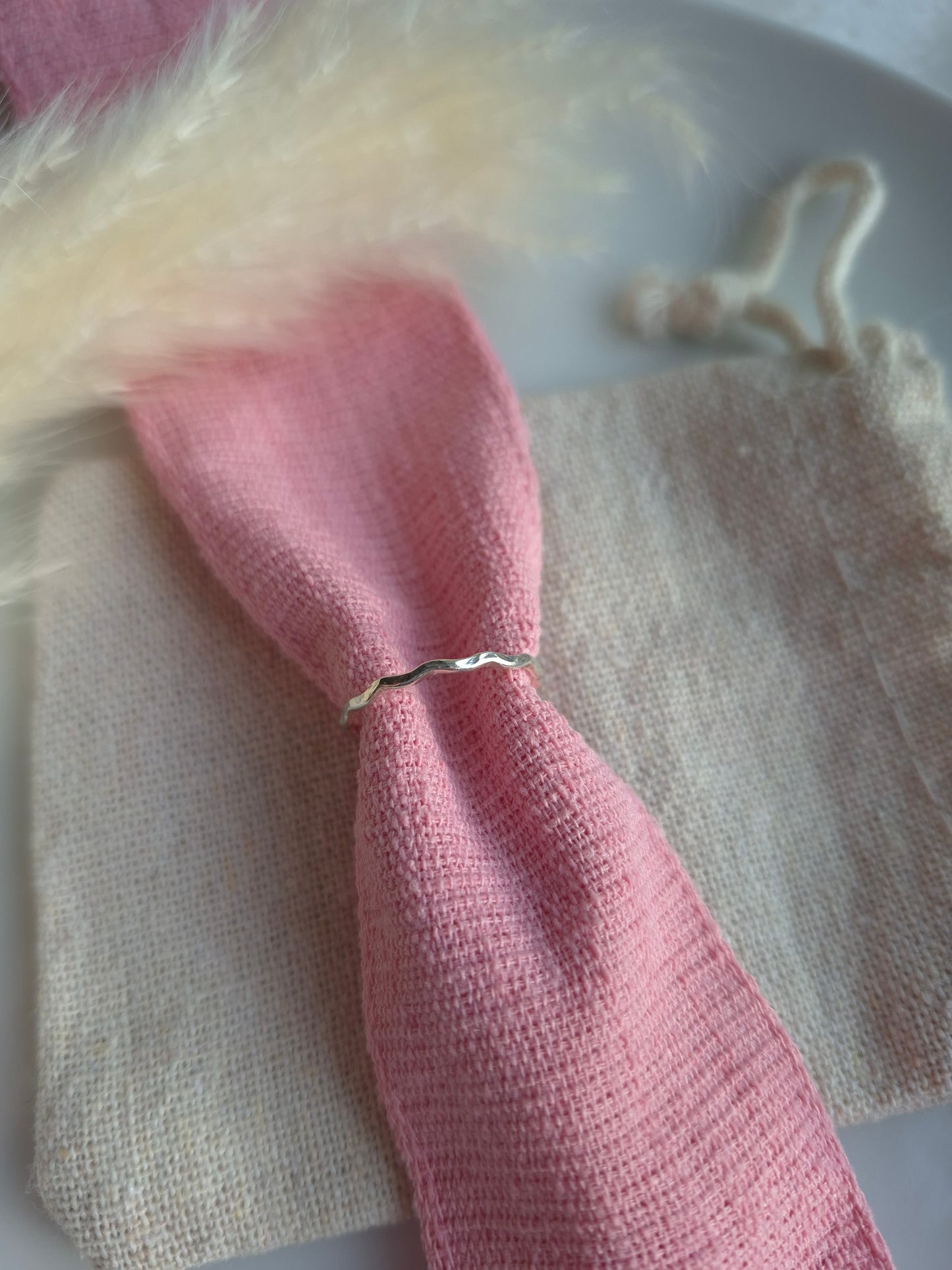 Wavy stacking ring