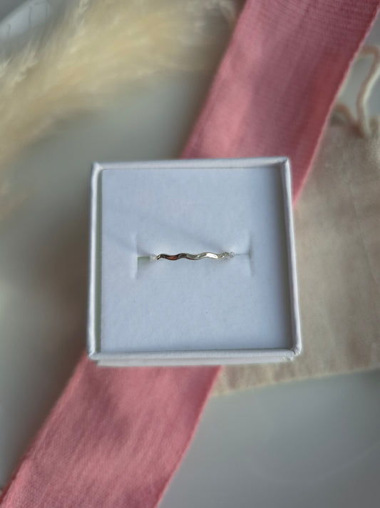 Wavy stacking ring